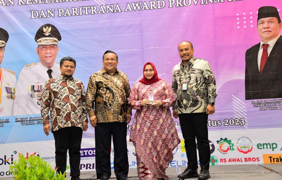 Lindungi Keselamatan Kerja Masyarakatnya, Bupati Kasmarni Terbaik 1 Paritrana Award Riau