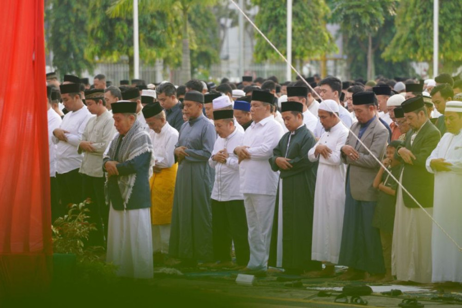 Pj Gubri Salat Iduladha Bersama Ribuan Jemaah di Halaman Kantor Gubernur Riau