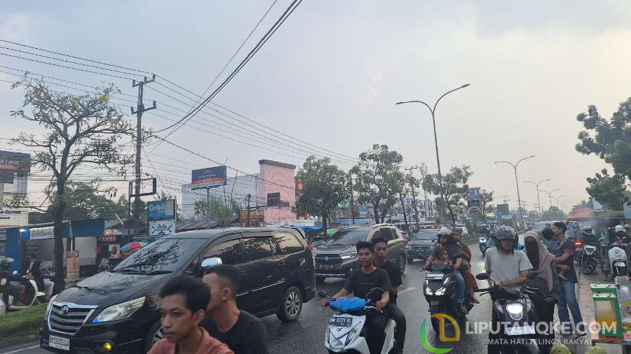 Macet Panjang di Jalan Soebrantas Pekanbaru Bawa Berkah Bagi Pedagang Takjil