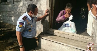 Sisihkan Penghasilan, Rutan Kelas IIB Rengat Bagi Sembako Kepada Warga Duafa