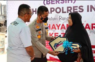 Hadiah Hari Bhayangkara, Murniati Terima Kunci Rumah dari Kapolres Inhu