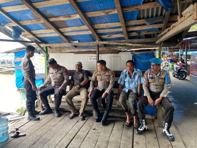 Polisi Ajak Masyarakat Pelabuhan Kuala Enok Tembilahan Sukseskan Pilkada 2024