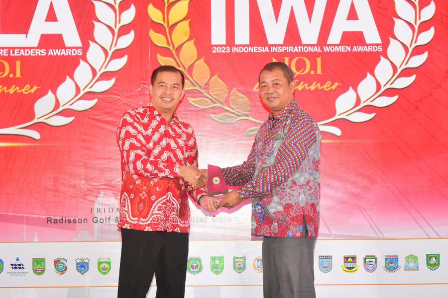 Bupati Bengkalis Raih Penghargaan Indonesia Inspirational Women Award 2023