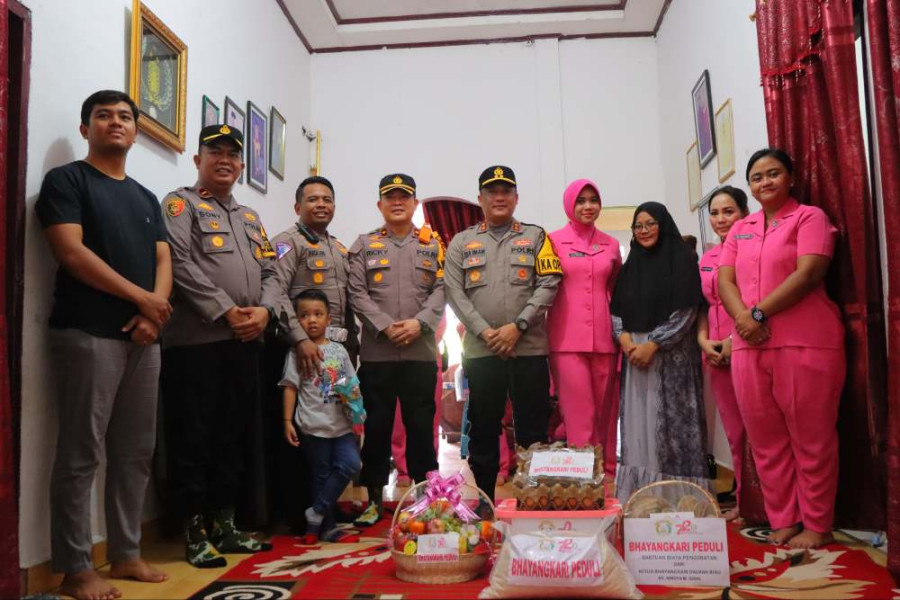 Kunjungi Warga yang Sakit, Kapolres bersama Bhayangkari Rohil Gelar Bakti Sosial