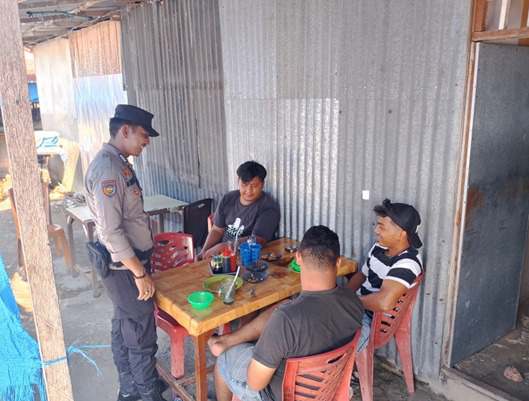 Kanit Binmas Polsek Tempuling Lakukan Cooling System di Pasar Sungai Salak Berikan Edukasi Pasca Pilkada