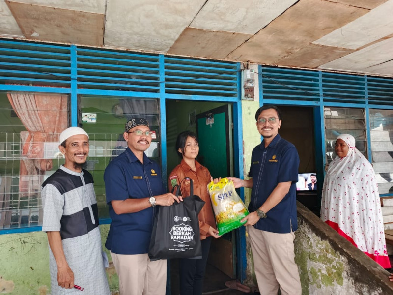 Kanwil DJBC Riau dan IZI Berbagi Paket Sembako di Kelurahan Cinta Raja