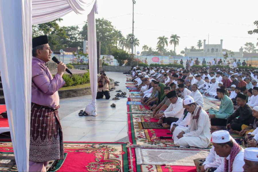 Bupati Alfedri dan Istri Shalat Idul Adha Depan Istana Siak, Ajak Masyarakat Doakan Jamaah Sedang Berhaji