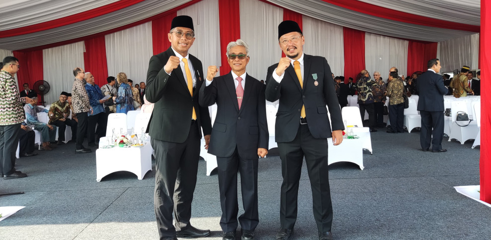 Dua Pekerja SKK Migas Mendapat Anugerah Satyalencana Wira Karya dari Presiden RI