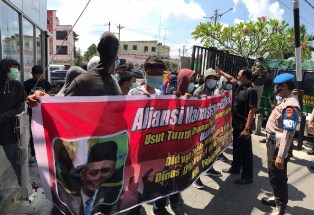 Minta Dugaan Pelanggaran Ketua Dewan Diusut, Sejumlah Massa Gelar Aksi Lagi di Kejari Pekanbaru
