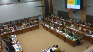 Kesal! Presdir Perusahaan Tak Hadir pada Rapat Kerja, Anggota Dewan Gebrak Meja