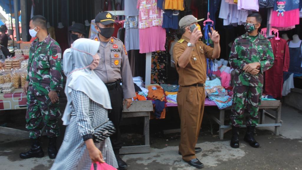 Dandim 0314/Inhil Bersama Tim Gugus Tugas Razia Penggunaan Masker di Pasar Kayu Jati