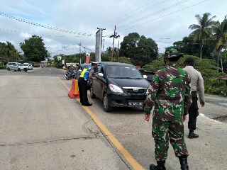 Cegah Covid-19, Polsek Lirik Periksa Kendaraan Keluar Masuk Kabupaten Inhu