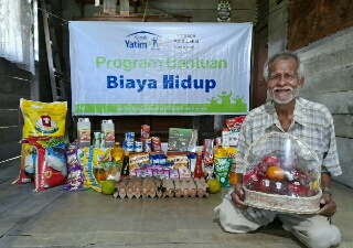 Rumah Yatim Cabang Riau Santuni Kakek yang Sudah Lansia