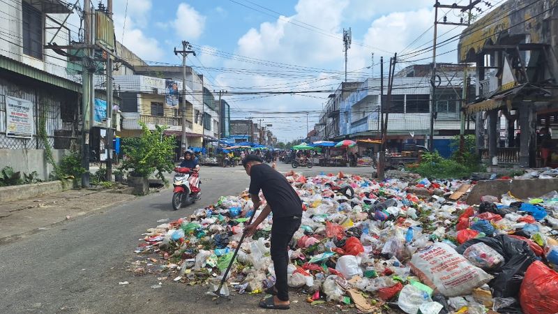Menumpuk dan Menimbulkan Bau Busuk, Warga Keluhkan Sampah di Perempatan Jalan Teratai Pasar Kodim