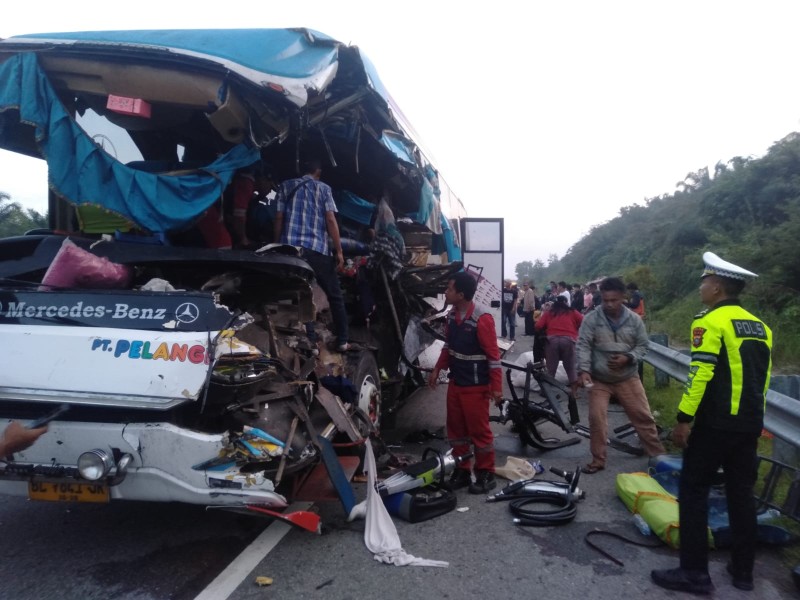 Bus Hantam Tronton di Tol Permai, 2 Orang Meninggal Dunia