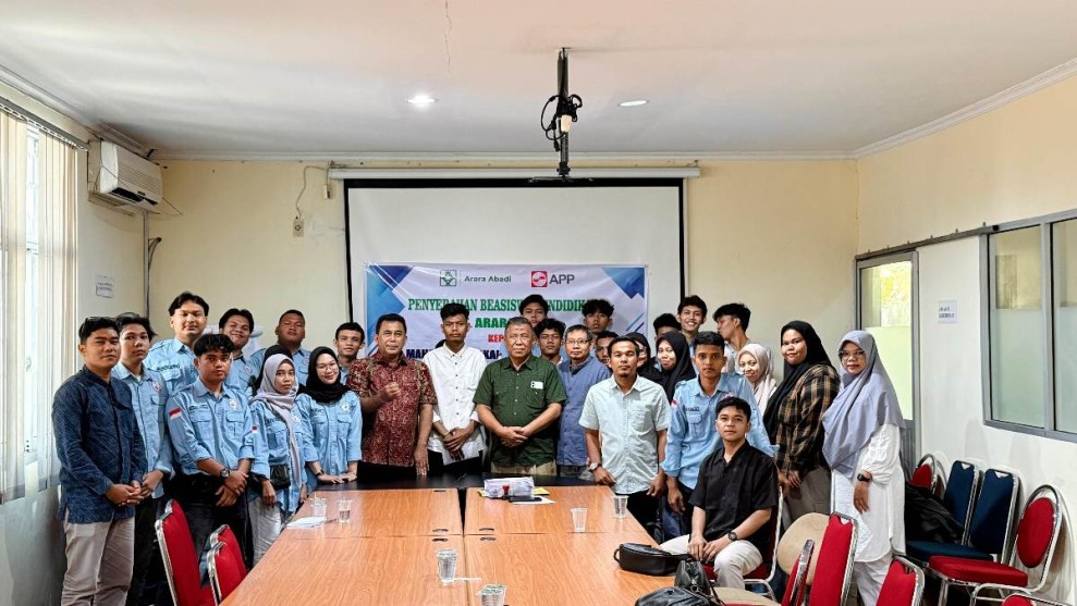 PT Arara Abadi Kembali Berikan Bantuan Pendidikan Kepada 40 Anak Suku Sakai