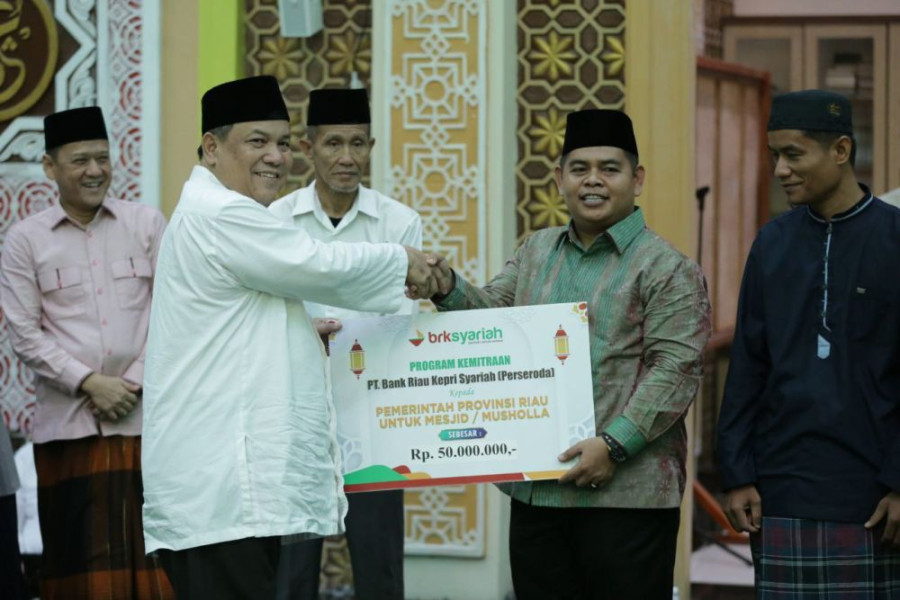 Safari Ramadan di Desa Tarai Bangun, Pj Gubernur Riau SF Serahkan Bantuan