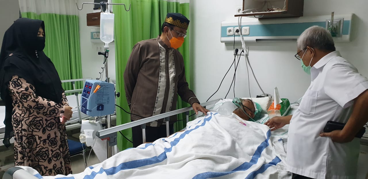 Bupati Wardan Jenguk Mantan Kadisducapil di RSUD Puri Husada