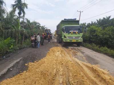 Polres Inhu Pelopori Perbaikan Ruas Jalan Lintas Rengat-Tembilahan