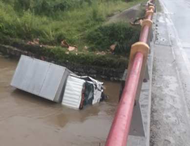 Mobil Box Hilang Kendali Terjungkal ke Sungai