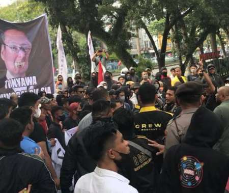 Aksi Demo PT PHR Ricuh di DPRD Riau, Syafaruddin Poti Dievakuasi