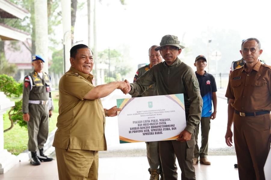 Pemprov Riau Berangkatkan 10 Kendaraan Bantuan Logistik untuk Korban Bencana di Sumatera
