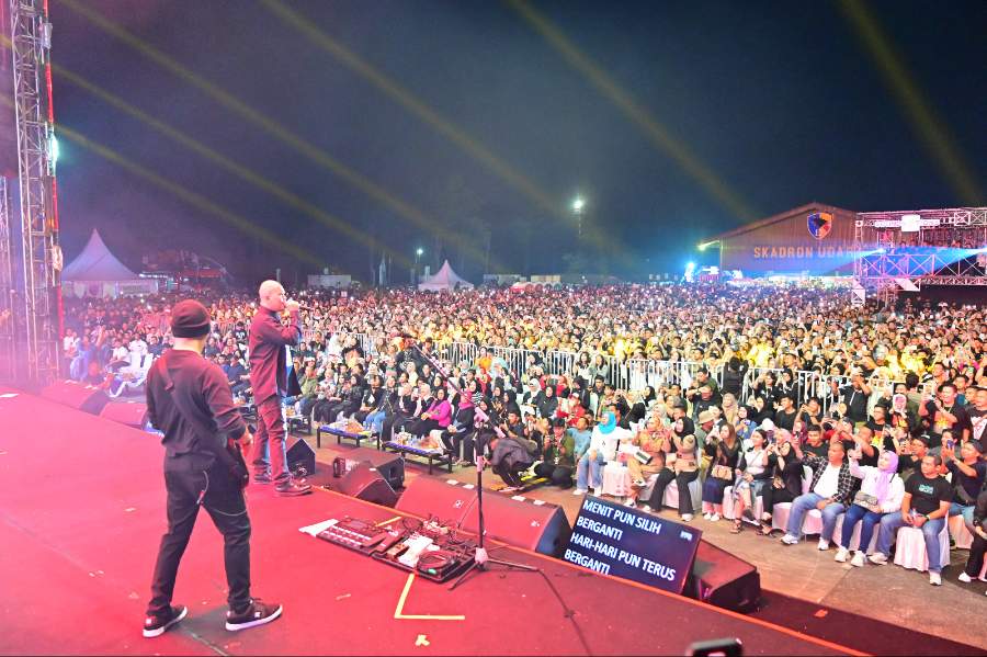 Konser Dewa dan Padi Reborn di Lanud Roesmin Nurjadin Bius Ribuan Penonton