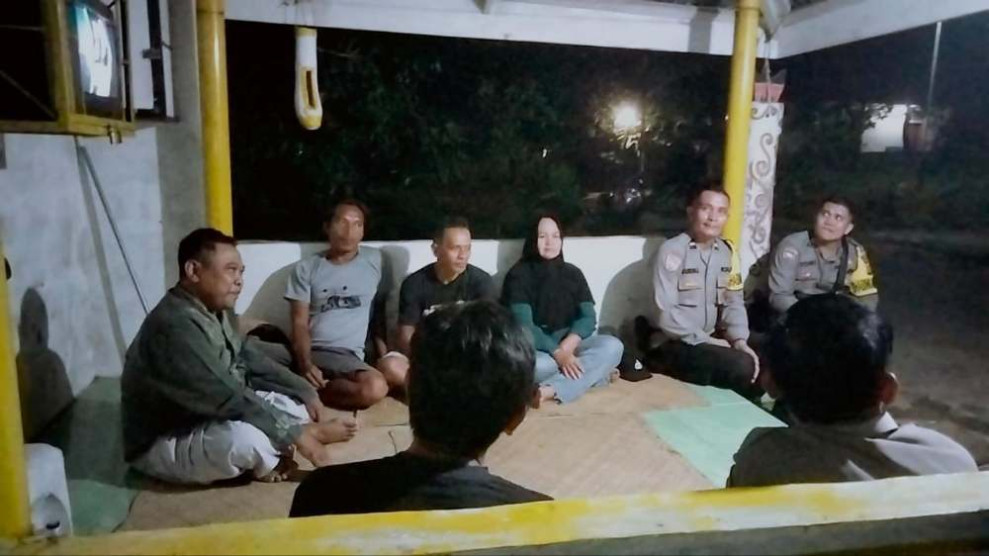 Sambangi Pos Kamling Masyarakat, Binmas Polres Rohil Sampaikan Pesan Pilkada Damai 2024