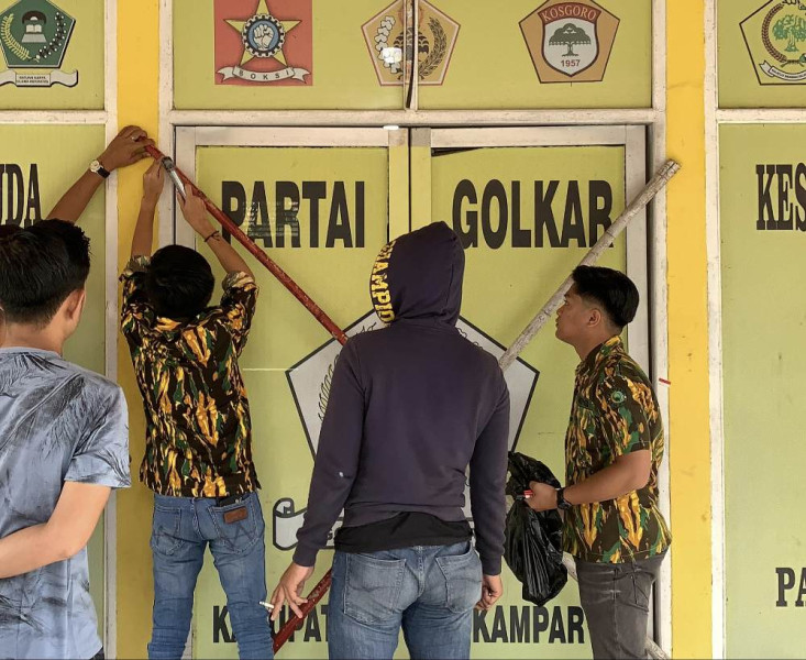 Gagal Bangun Koalisi Untuk Pilkada, AMPG Segel Kantor Golkar Kampar dan Minta Repol Mundur