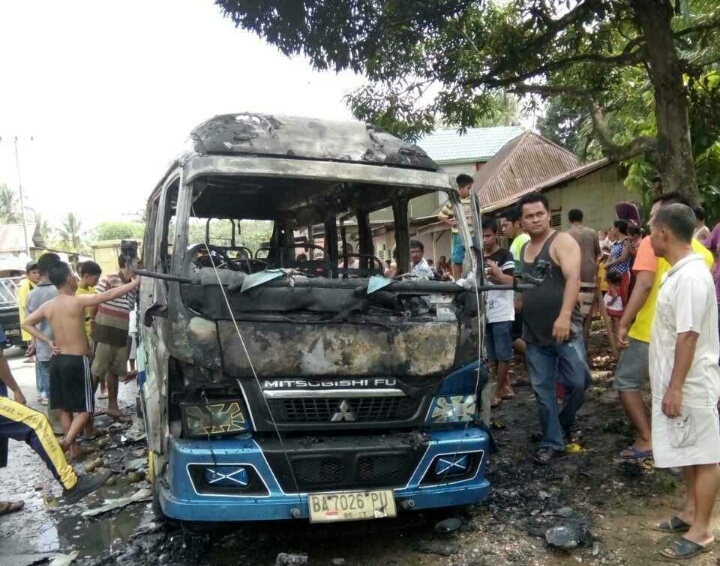 Diduga Mengalami Konsleting, Mini Bus Tampalo Hangus Terbakar