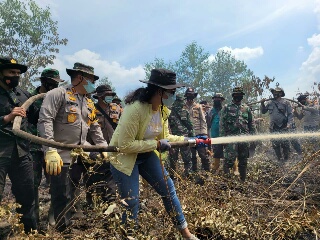 Istri Kapolda Riau Turun Tangan Padamkan Karhutla di Bengkalis