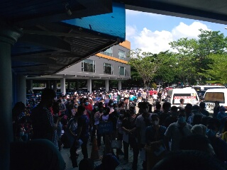 Antrian Pendaftaran Peserta Vaksinasi Mengular di Areal Parkir Hotel Furaya 
