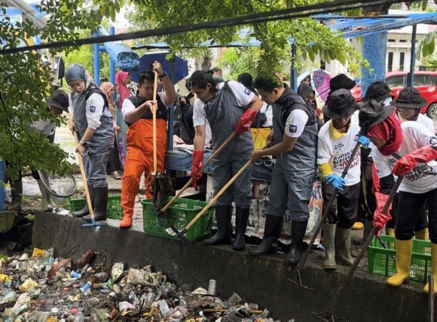 BRI Peduli Bantu Jaga Sungai dan Parit di Pekanbaru dari Sampah