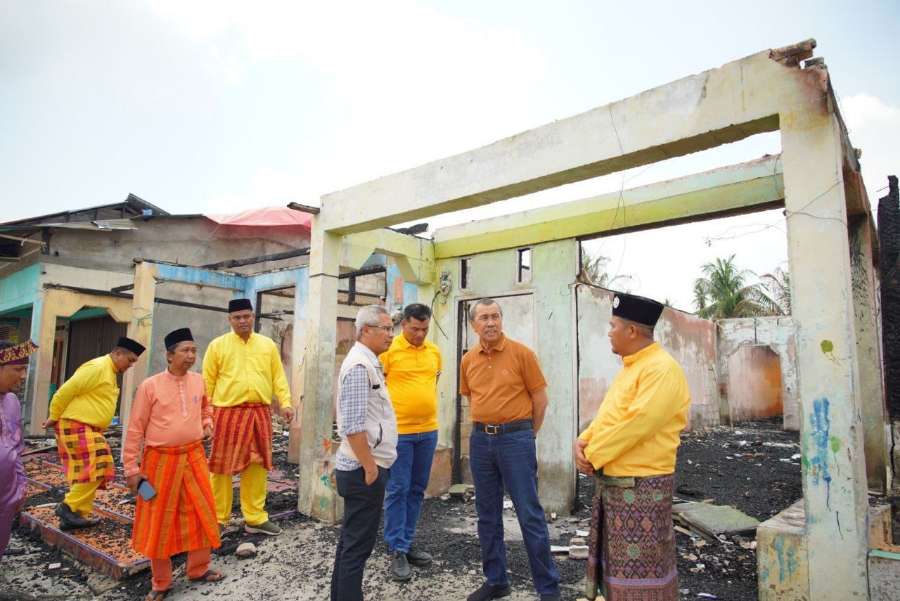 Gubernur Syamsuar Tinjau Lokasi Kebakaran di Pujud Rohil