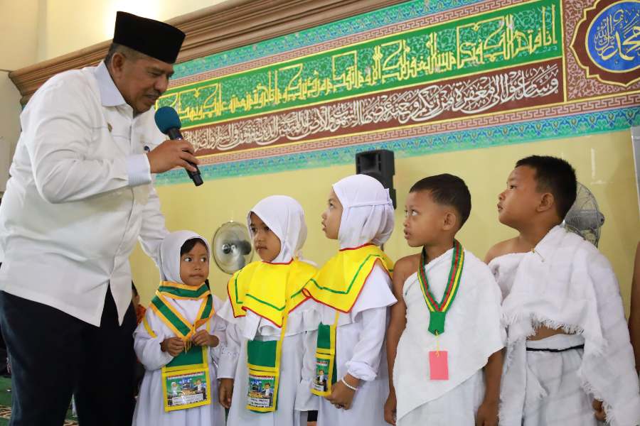 Ikut Peragaan Manasik Haji, Alfedri Apresiasi Ratusan Santri di Siak