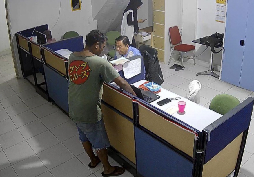 Meleset! Pria Ini Pungut Uang Alasannya Ronda Malam, Ternyata untuk Main Slot