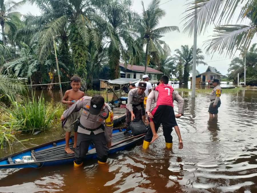 2 Dusun Kecamatan Rantau Kopar Rohil Diterjang Banjir, Personel Polsek Ungsikan Warga