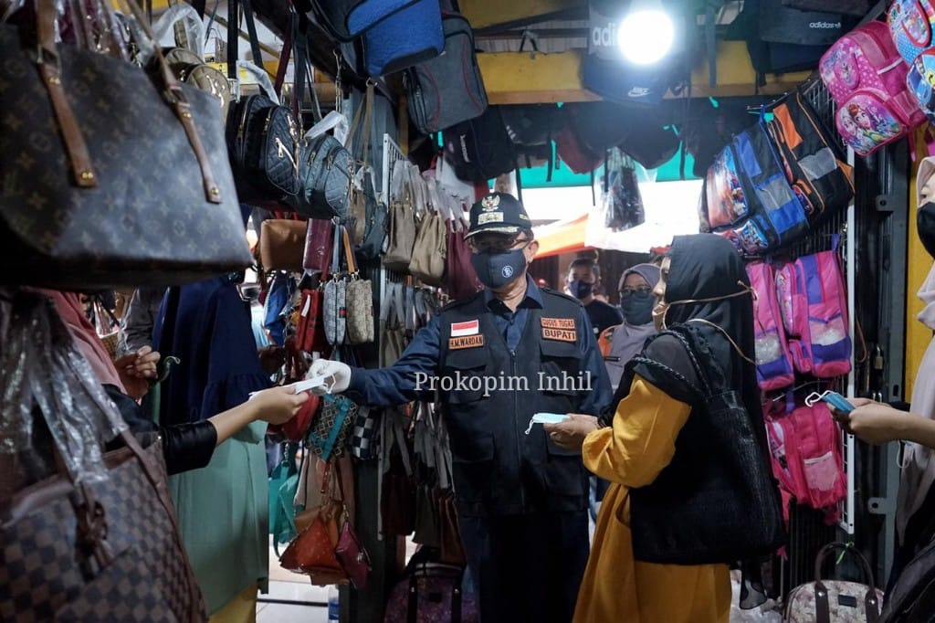 Sosialisasi Protokol Kesehatan, Bupati Inhil Bagikan Masker kepada Masyarakat