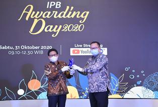 Kemendes PDTT Raih Penghargaan dari Universitas IPB