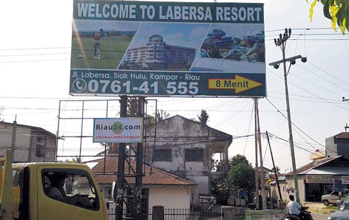Satpol PP Pekanbaru Bongkar Paksa Reklame Raksasa di Jalur Sibuk