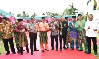 Bupati H.Mursini Buka Festival Pacu Jalur di Tepian Rajo Pangean