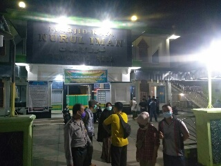 Dikawal Pihak Kepolisian & Dinkes Inhu, 20 Warga Lakukan Rapid Test Usai Sholat Teraweh