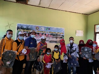 PT SSR Inhu Gandeng PGRI & Teman Didik Bantu Kelengkapan Sekolah Jauh di Batang Peranap