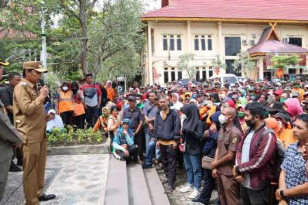 Sambil Sidak ke DLHK Pekanbaru, Muflihun Silaturahmi dengan Petugas Kebersihan
