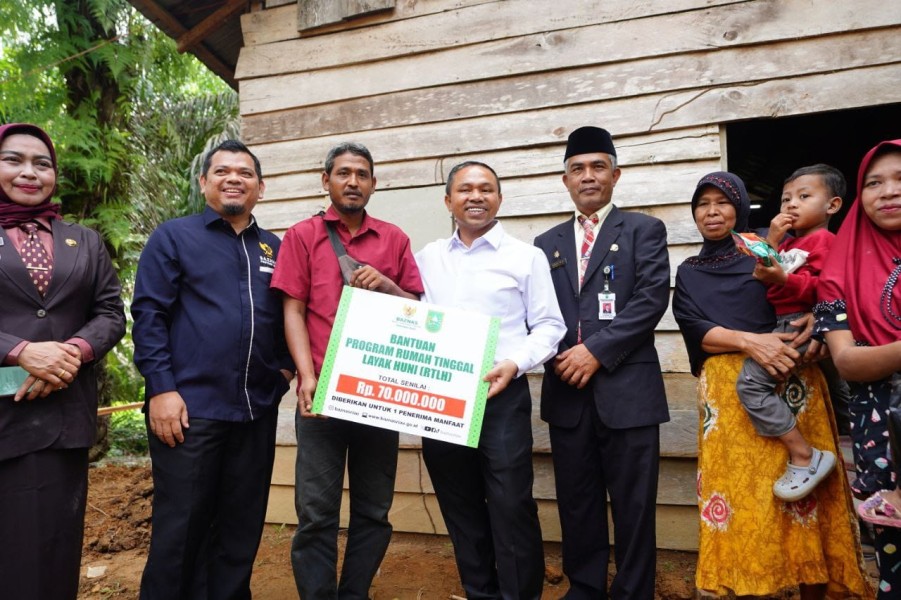 Serahkan Bantuan Rumah Layak Huni di Inhil, Warga: Kehadiran Gubernur Riau Semangat Bagi Kami