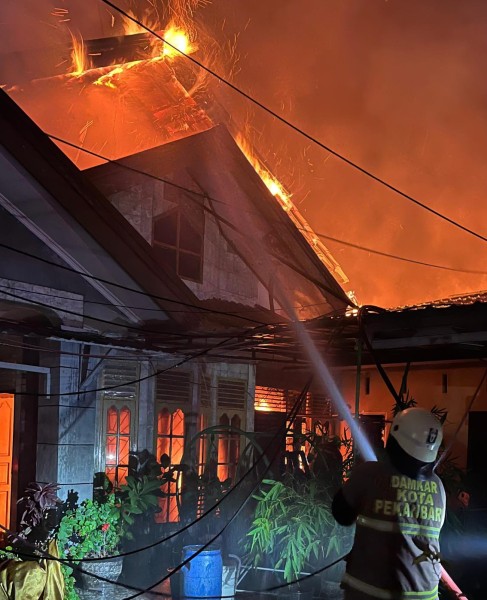 Kebakaran Hebat di Malam Lebaran, 8 Kios dan 1 Rumah di Pekanbaru Hangus Dilalap Api