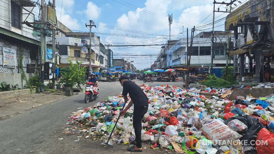 Sampah di Pasar Senapelan Pekanbaru Menumpuk di Badan Jalan, Aromanya Busuk