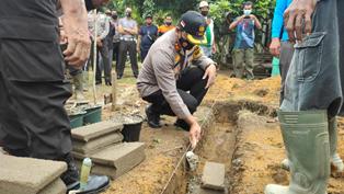 Kapolres Inhu & PT SSR Mulai Pembangunan Rumah Baru Janda Tidak Mampu Beranak Lima