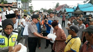 Polres dan Bagian Humas Setda Inhil Bagikan Puluhan Bingkisan dan Ribuan Takjil