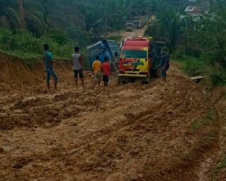 Diguyur Hujan Berhari-hari, Masyarakatnya Batang Cenaku Inhu Lewati Jalan Berlumpur
